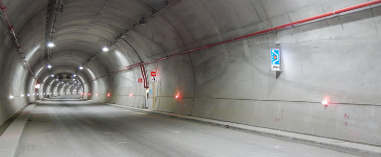 Cartello stradale luminoso tunnel