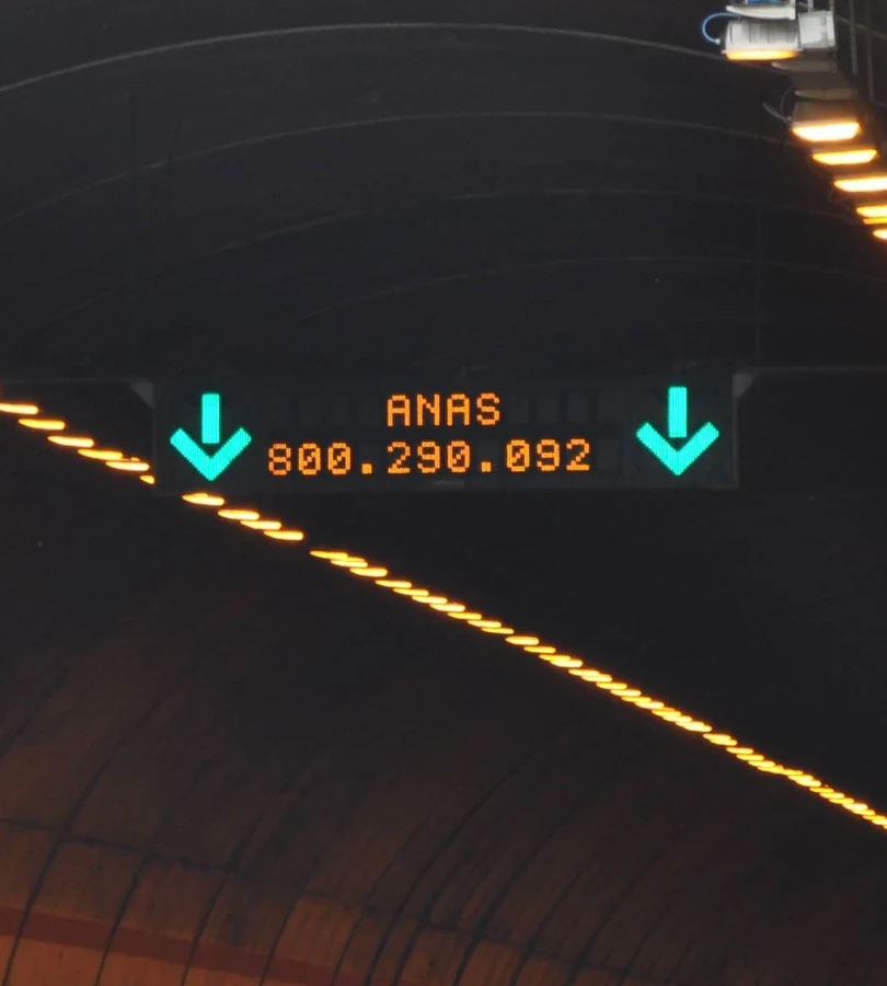 Modular VMS with alphanumeric display and arrow-cross signals