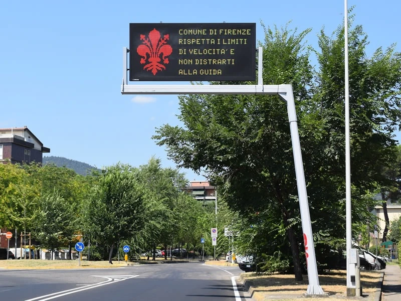 Smart city information VMS for public communication