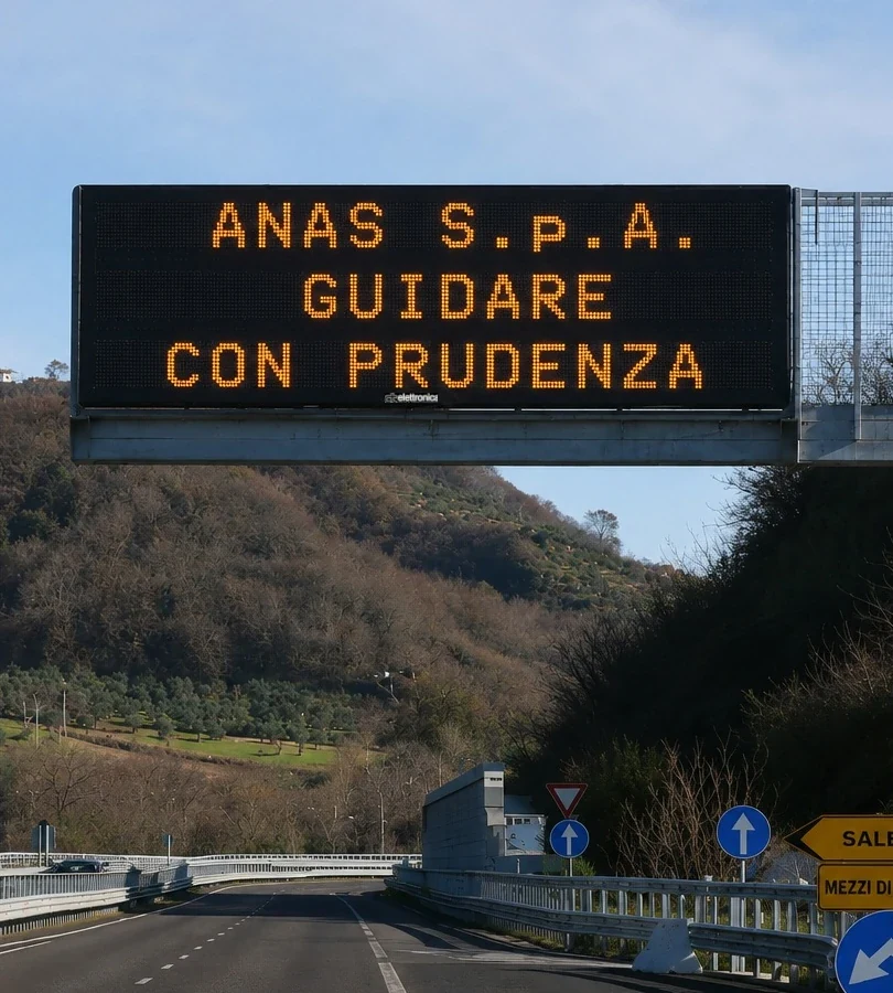 LED variable message sign for traffic management