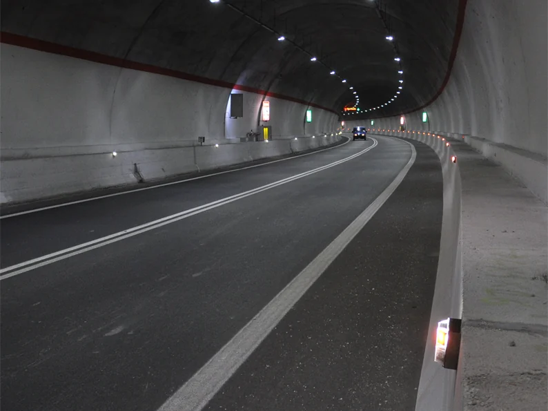 Illuminated delineators along the road edge inside a tunnel