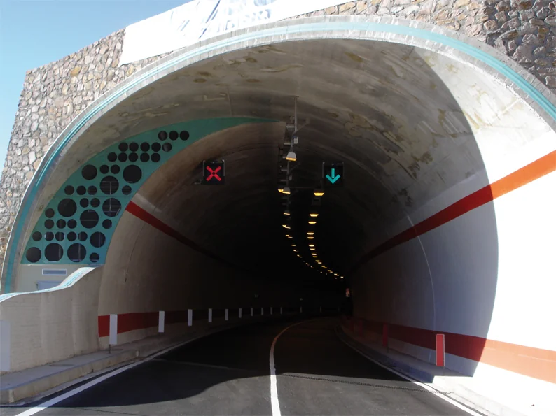 Arrow-Cross signals above the lanes at a tunnel entrance